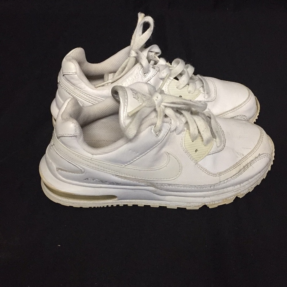 White Girls 2.5Y Nike Air Max.